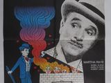 une vieille affiche de cinéma représentant un homme coiffé d'un chapeau et d'un haut-de-forme