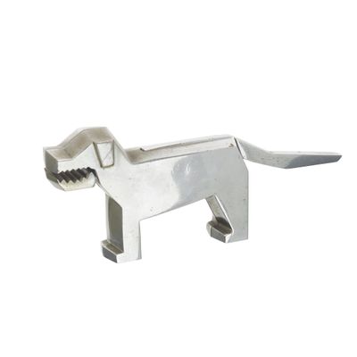 un objet métallique en forme de chien sur fond blanc