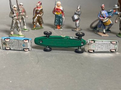 tout un tas de figurines qui sont posées sur une table
