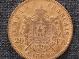 une pièce d'or sur laquelle figure un blason