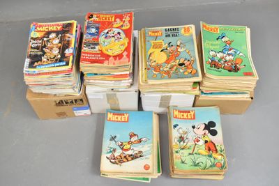 un grand nombre de livres posés sur une table