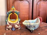un petit bol posé sur une table à côté d'un grand miroir