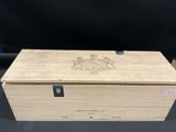une boîte en bois ouverte, ornée d'un logo, posée sur une table