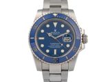 une photo d'une montre au cadran bleu montée sur un bracelet en acier