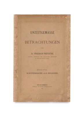 un vieux livre avec une couverture marron sur fond blanc