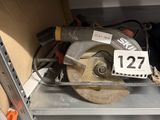 une photo d'une scie circulaire posée sur une étagère dans un magasin