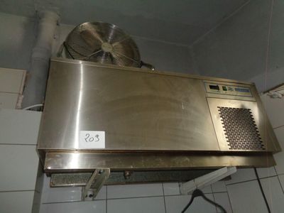 une photo d'un climatiseur en acier inoxydable dans une cuisine