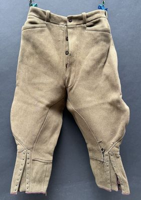 un gros plan sur un pantalon suspendu à une corde à linge