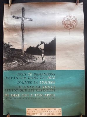 une affiche accrochée au mur d'un immeuble