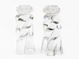 une paire de figurines en verre transparent représentant une femme et un homme