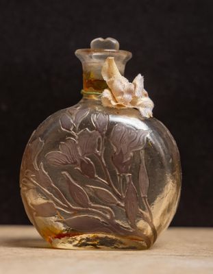 une bouteille en verre décorée, posée sur une table