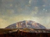 une peinture à l'huile représentant une montagne au loin, avec le ciel en arrière-plan