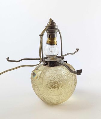 une lampe en verre posée sur une table