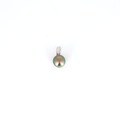 Pendentif en or gris 750‰ et perle aubergine de Tahiti.