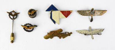 de nombreuses épingles et broches sur un fond blanc