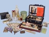 une valise remplie d'objets, posée sur une surface bleue