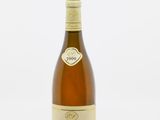 une bouteille de vin posée sur une table