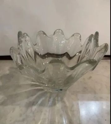 un bol en verre posé sur une table