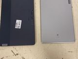 deux iPad posés l'un à côté de l'autre sur une table