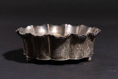 Coupe polylobée en argent à décor richement ciselé de fleurs et volute - Photo 1