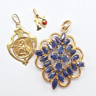 pendentif plaqué or orné de pierres bleues et d'une médaille en or