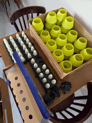 une boîte de gobelets jaunes et noirs, une boîte de gobelets noirs et blancs, une boîte de gobelets noirs et blancs et une boîte de gobelets noirs et blancs