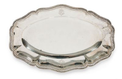 une assiette en argent sur fond blanc, avec une poignée argentée