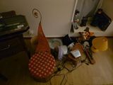 une photo d'un salon encombré, avec beaucoup d'objets éparpillés par terre