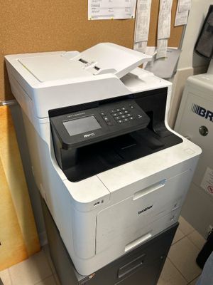 une imprimante placée au-dessus d'une armoire