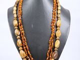 un collier à plusieurs rangs avec des perles marron sur un mannequin noir