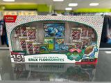 vitrine présentant des cartes à collectionner Pokémon dans un magasin, destinées à la vente