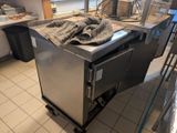 une photo d'une cuisine professionnelle équipée d'un lave-vaisselle en acier inoxydable