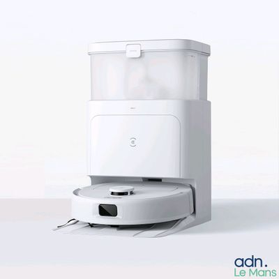 une photo d'une cafetière blanche posée sur une surface blanche