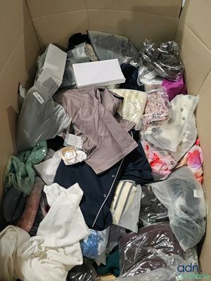 une boîte remplie de vêtements et d'autres objets
