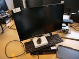une image représentant un bureau avec un écran, un clavier, une souris et d'autres appareils électroniques