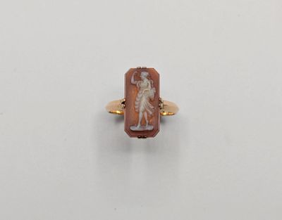 une bague en or sur laquelle est représentée une femme tenant un enfant dans ses bras