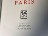 un livre ouvert posé sur une table, à côté d'une tasse