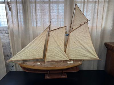 une maquette en bois d'un voilier posée sur une table