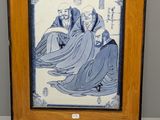 tableau encadré, bleu et blanc, représentant une femme et un enfant dans un paysage