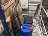 un tonneau bleu posé à côté d'une pile de chaises dans une pièce