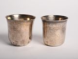 une paire de coupes en argent sur fond blanc