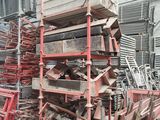 un gros tas de métal et de bois dans un entrepôt