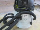 un aspirateur posé sur le sol de la pièce