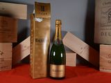 une bouteille de champagne et une boîte de vin posées sur une table