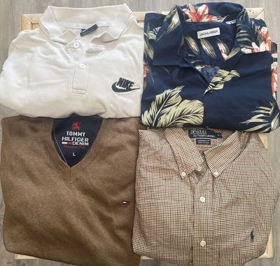 trois polos pour homme posés sur une caisse en bois