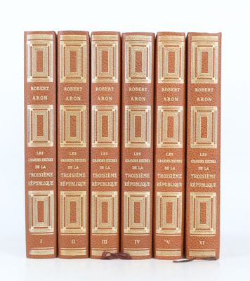 six livres alignés sur une surface blanche avec un fond blanc
