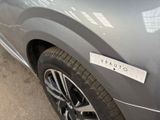 a sticker on the side of a car that says veauuto