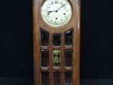 une horloge en bois exposée sur un fond noir