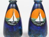 deux vases bleus sur lesquels sont peints des voiliers