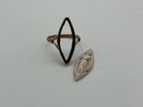 une image représentant une bague ornée d'une feuille et d'une autre feuille sur le côté